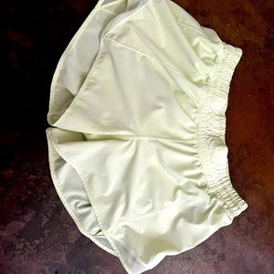 Lululemon Hotty Hot short 4 inch inseam low rise size 10- Crispín green